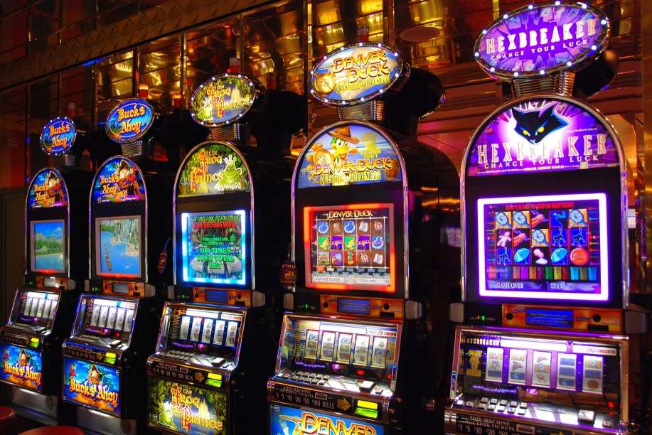 How Modern Slot Machines Work and How Casinos Control Results and Payouts in 2025